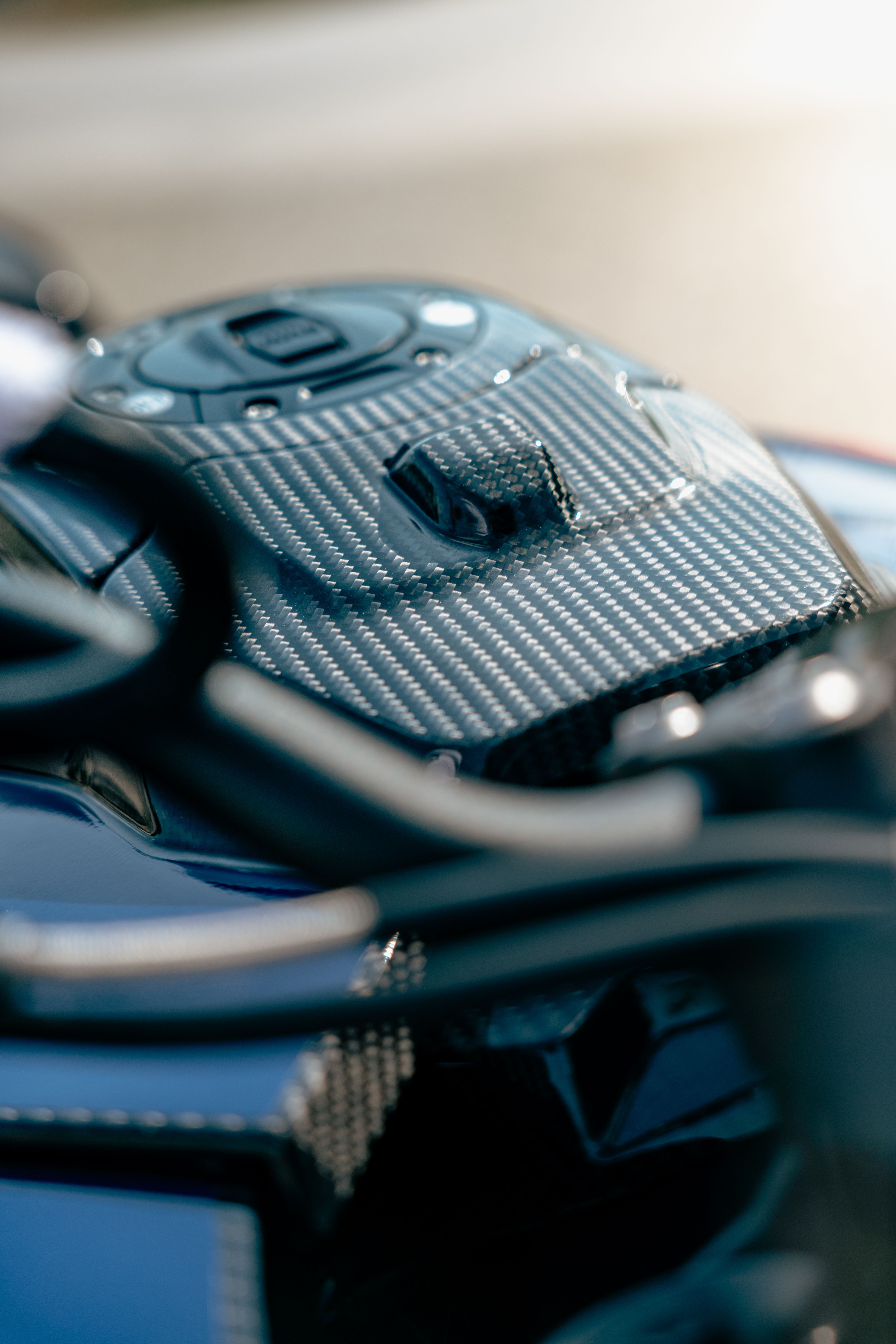 Carbon tank cover on a motorcycle – risk of scratches from a tank bag resting on it