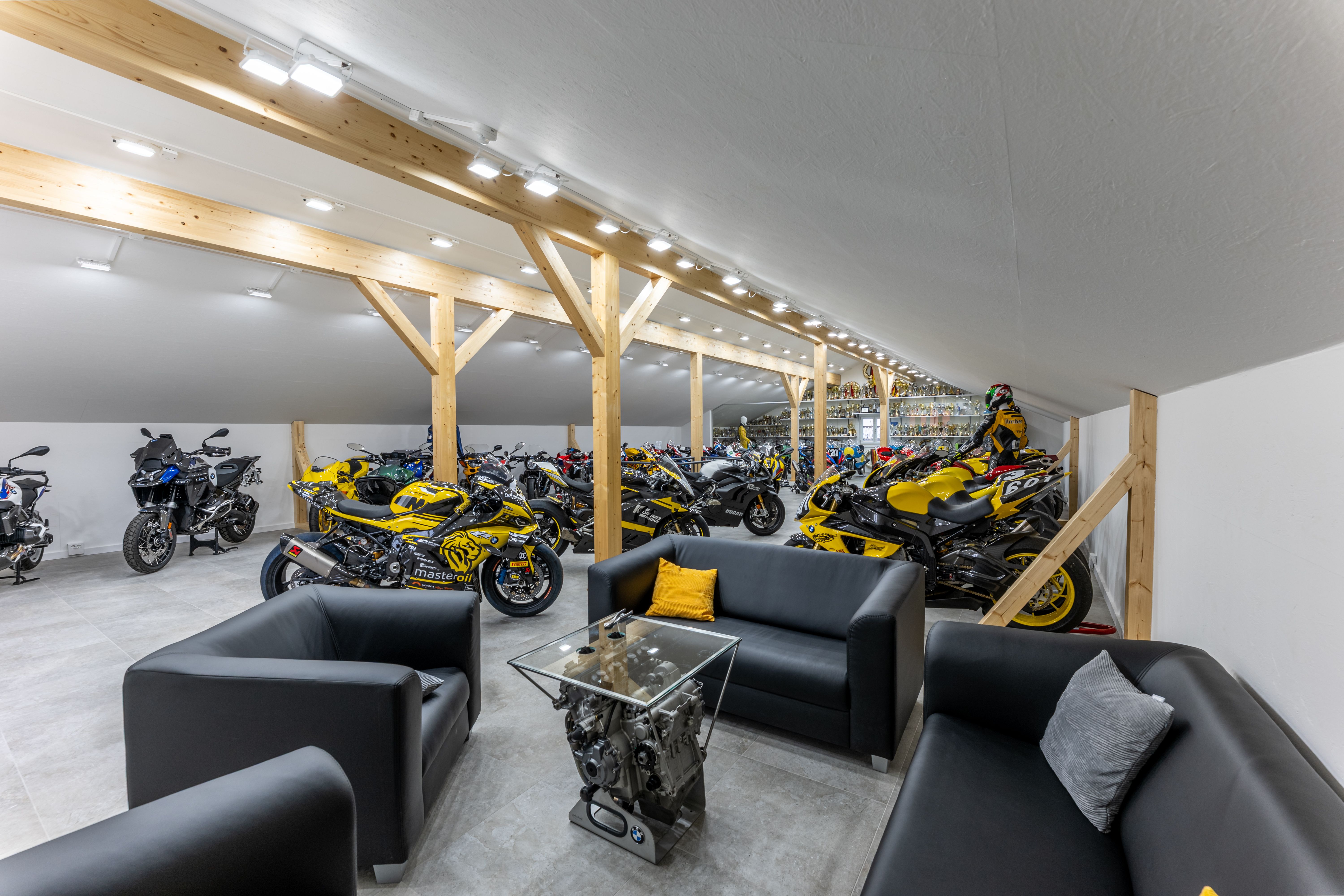 Musée de la moto d’Ilmberger Carbon au premier étage au-dessus du showroom avec des motos de course retraçant plus de 70 ans d’histoire du sport moto Museum1.jpg