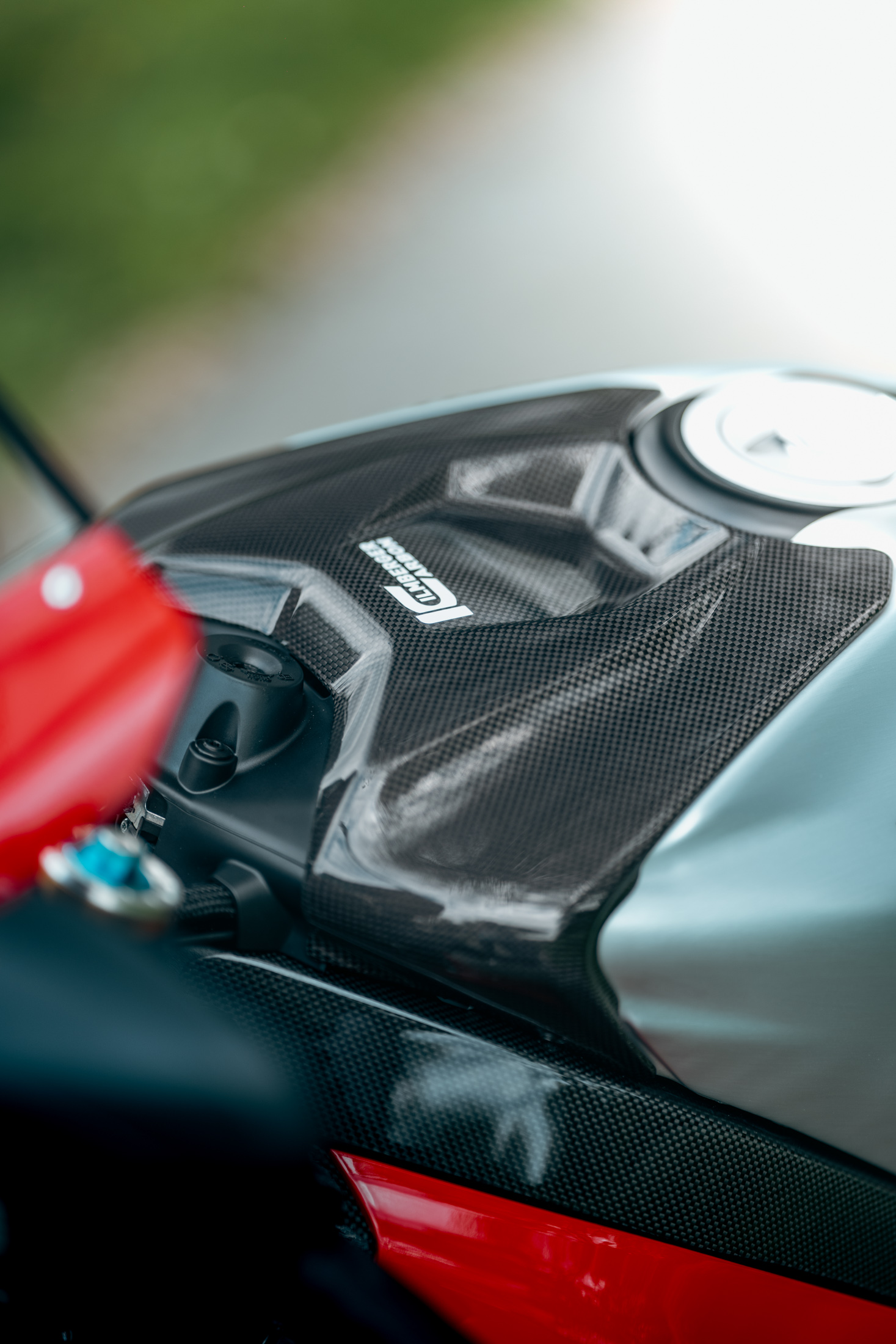 Frontansicht der Panigale V4 R 2026 mit Carbon Winglets im Freien Panigale V4 R Front mit Carbon_Panigale_Natur_2.jpg