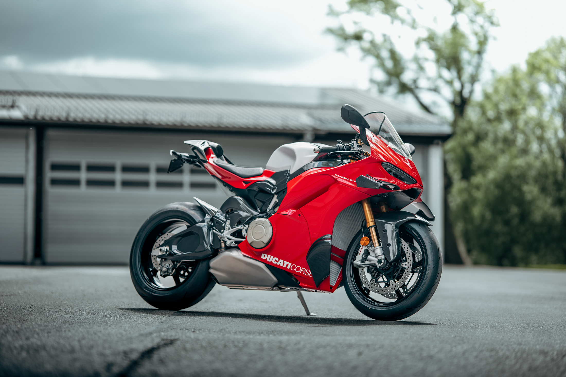 Ducati Panigale V4 R mit Carbonteilen vor einer Industriehalle Panigale V4 R vor Industriehalle_Panigale_Natur_3.jpg