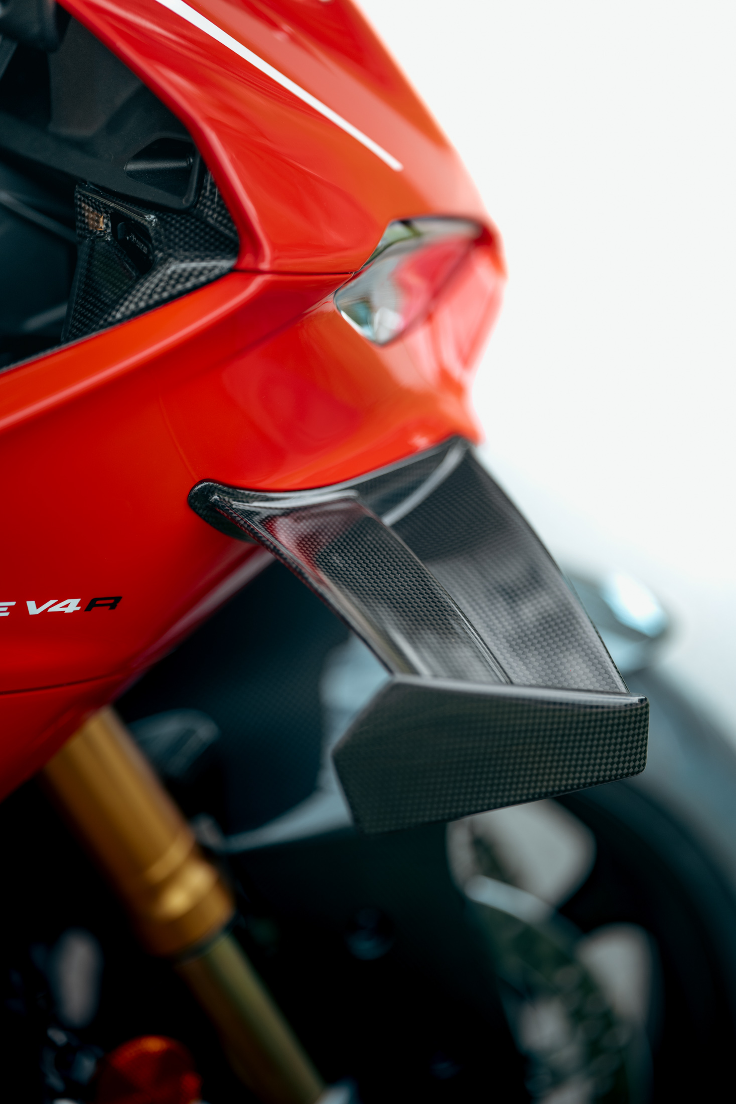 Detailaufnahme der Carbon Winglets an der Panigale V4 R in natürlicher Umgebung Panigale V4 R Winglets Carbon_Panigale_Natur_6.jpg