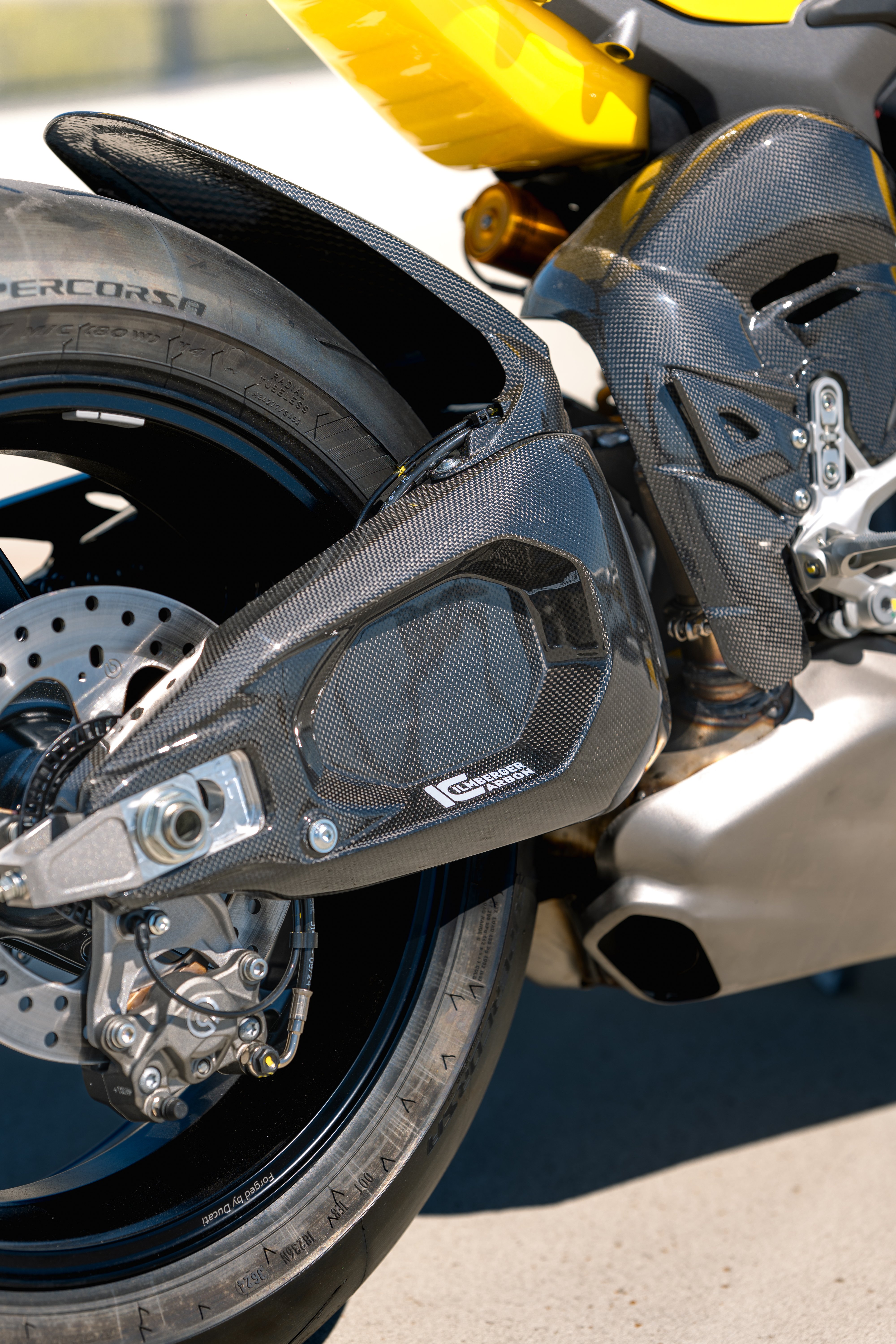 Panigale_V4_2025_Carbon_Detail_Bild3.jpg