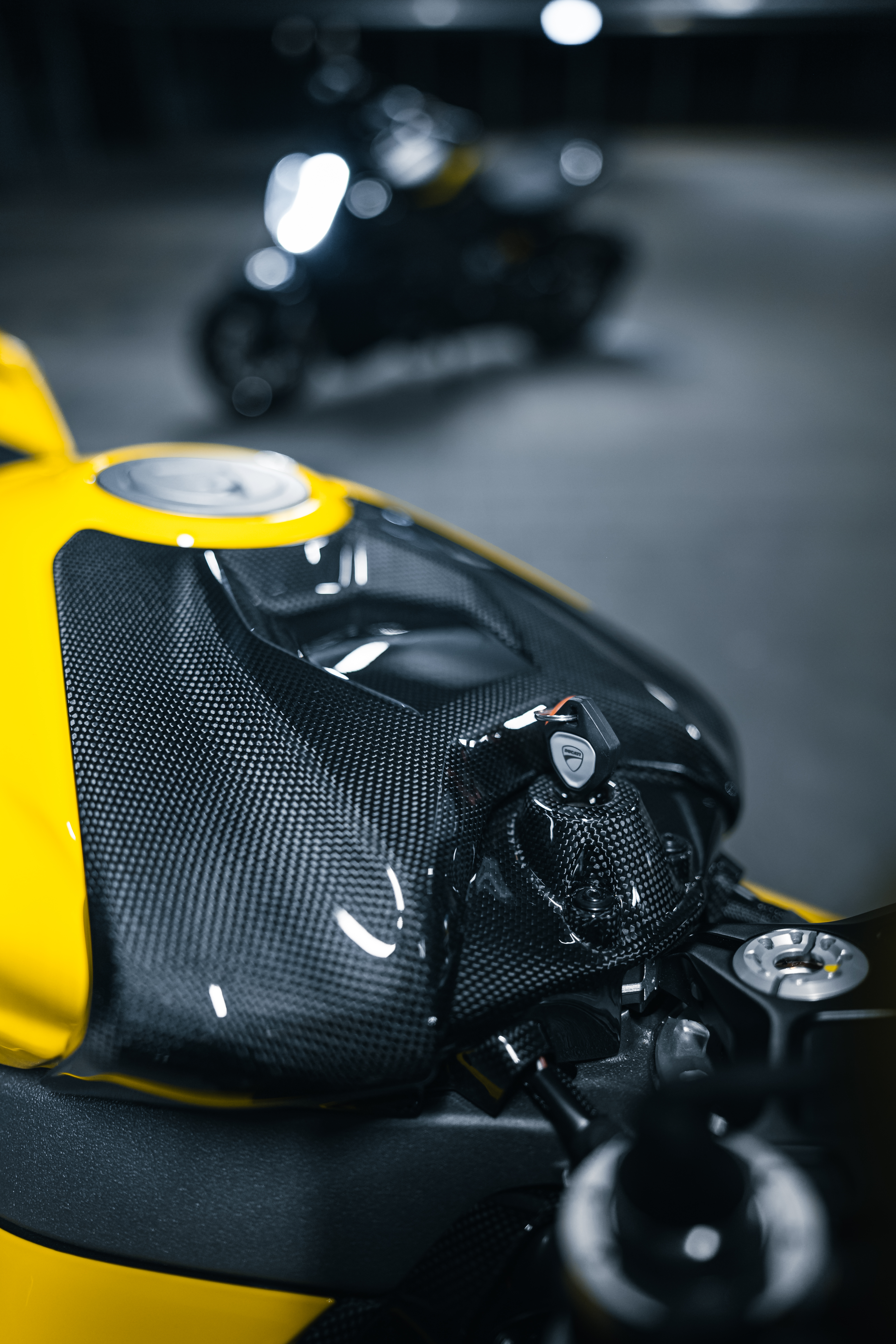 Panigale_V4_2025_Carbon_Tank.jpg
