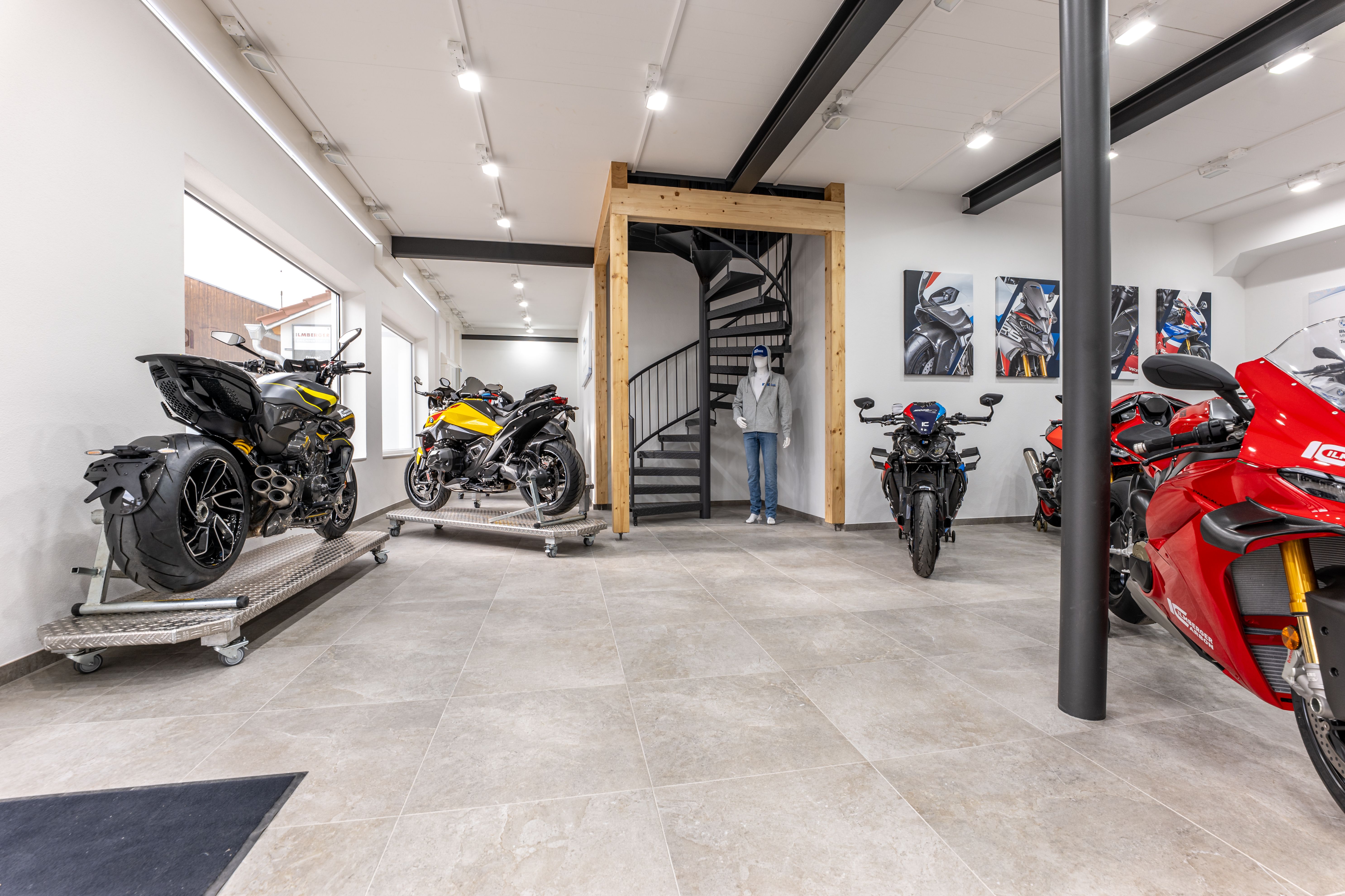 Vue du nouveau showroom d’Ilmberger Carbon au rez-de-chaussée à Oberhaching avec des motos de route actuelles et des pièces en carbone Showroom1.jpg