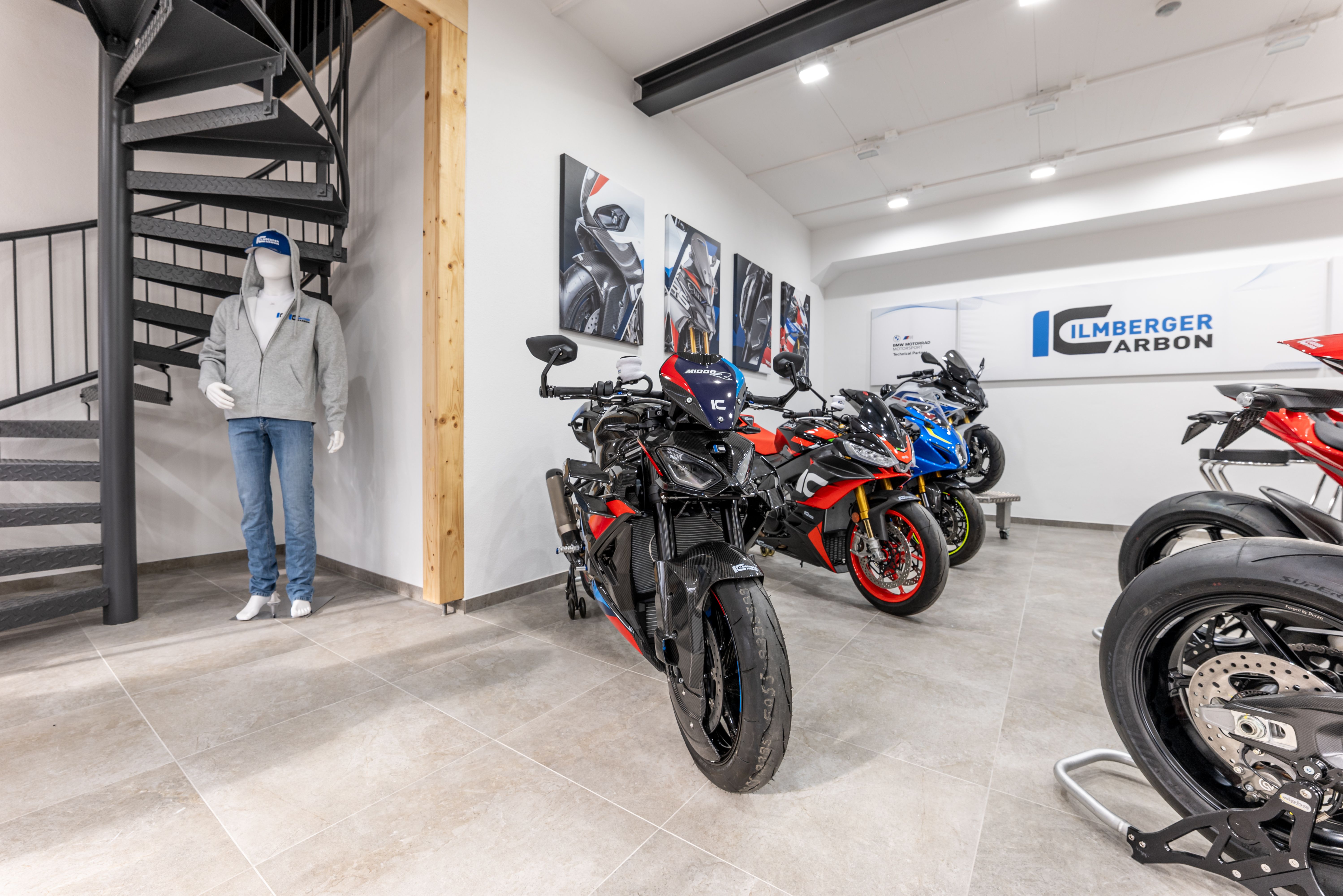 Espace d’exposition au rez-de-chaussée du nouveau showroom Ilmberger Carbon à Oberhaching, près de Munich Showroom2.jpg