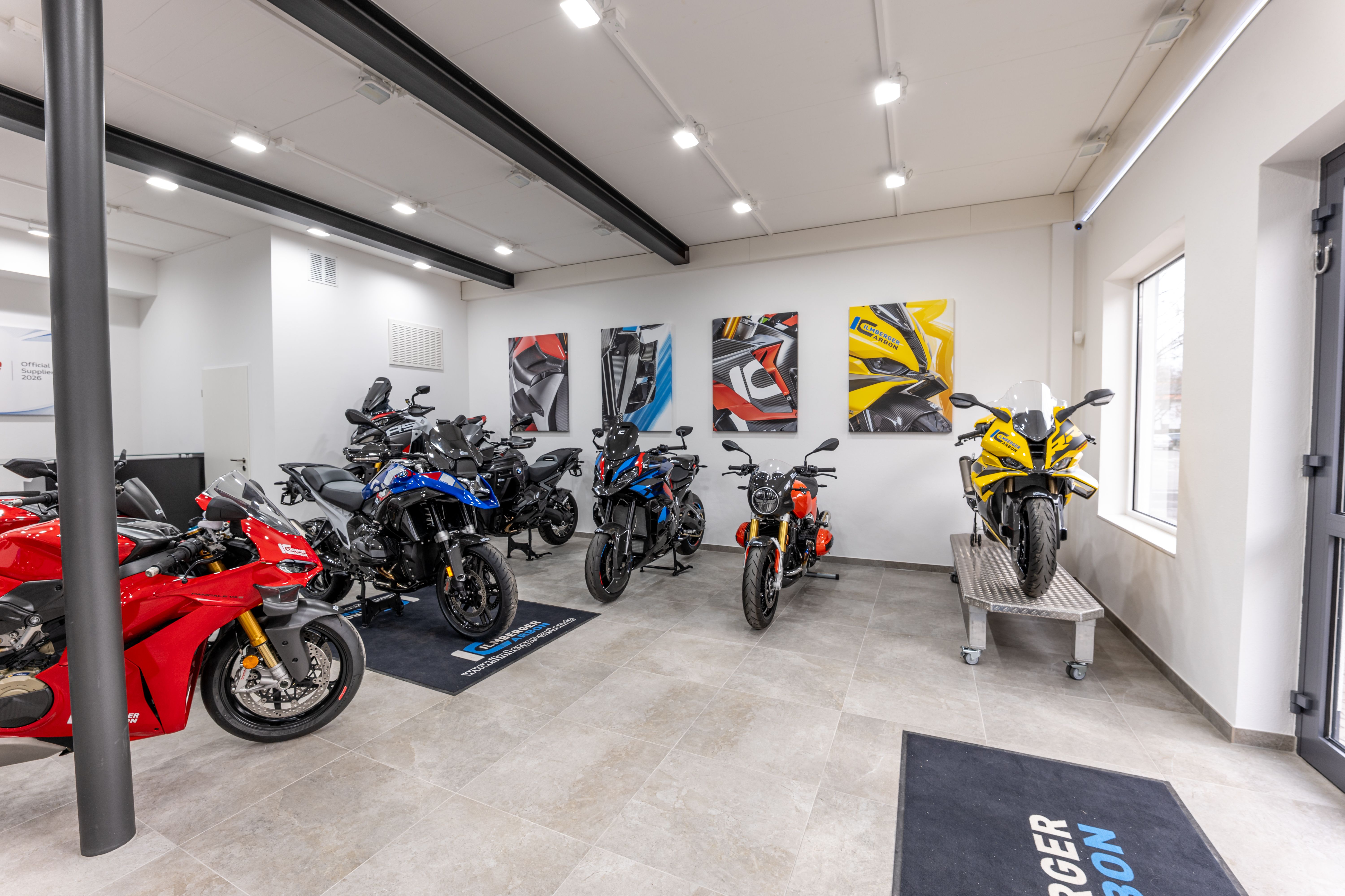 Moto de route avec carénage en carbone d’Ilmberger Carbon exposée dans le showroom Showroom3.jpg