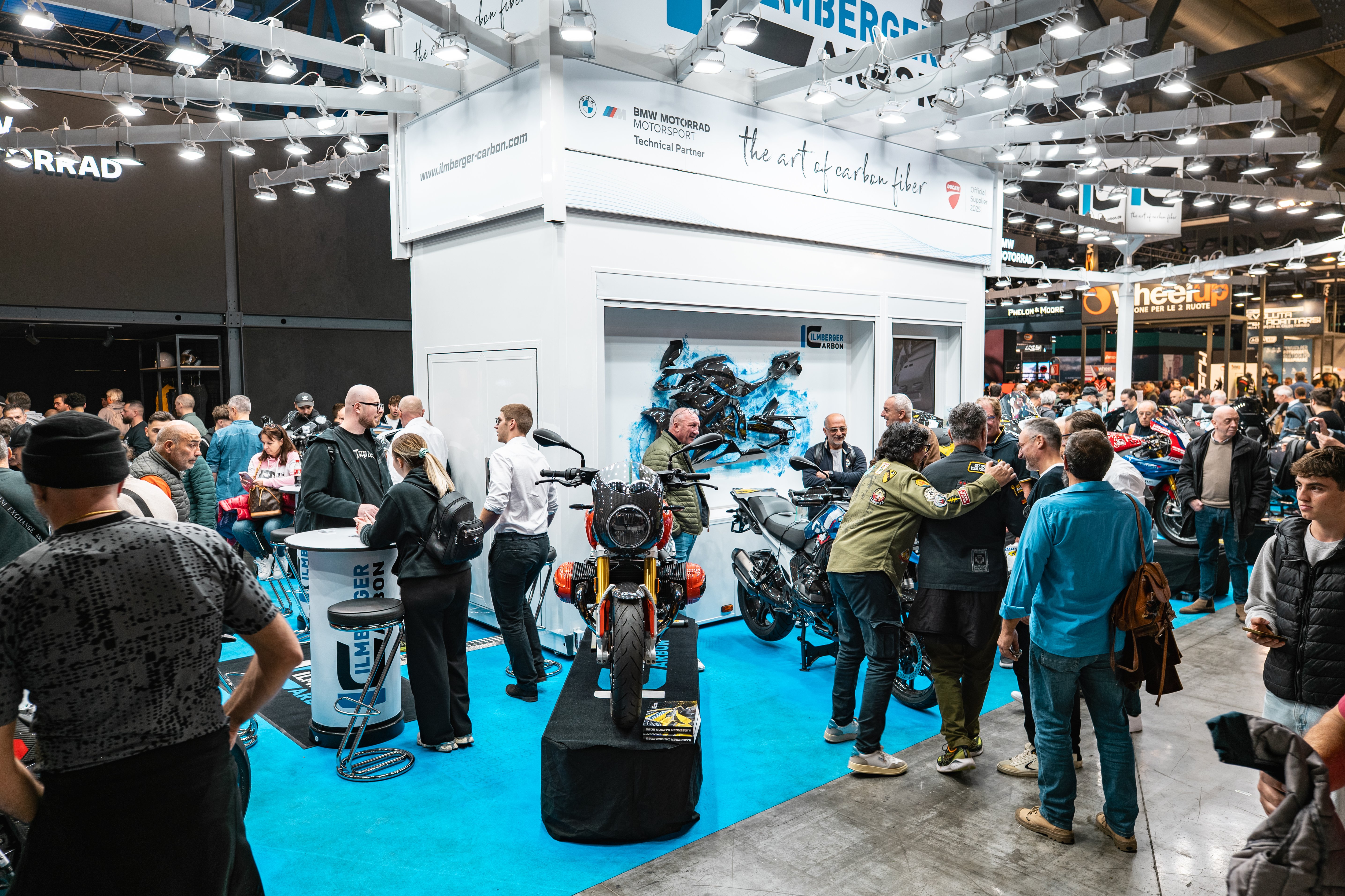 Eicma Messestand von Ilmberger Carbon mit Motorrädern und Carbonteilen TextMesse1.jpg